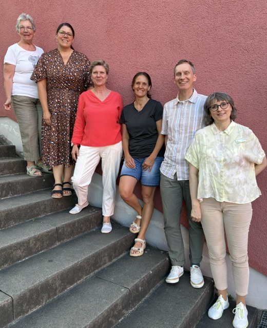 Gruppenfoto des Vorstands (ohne Frau Benninghaus) vor der Stadtbücherei Bornheim